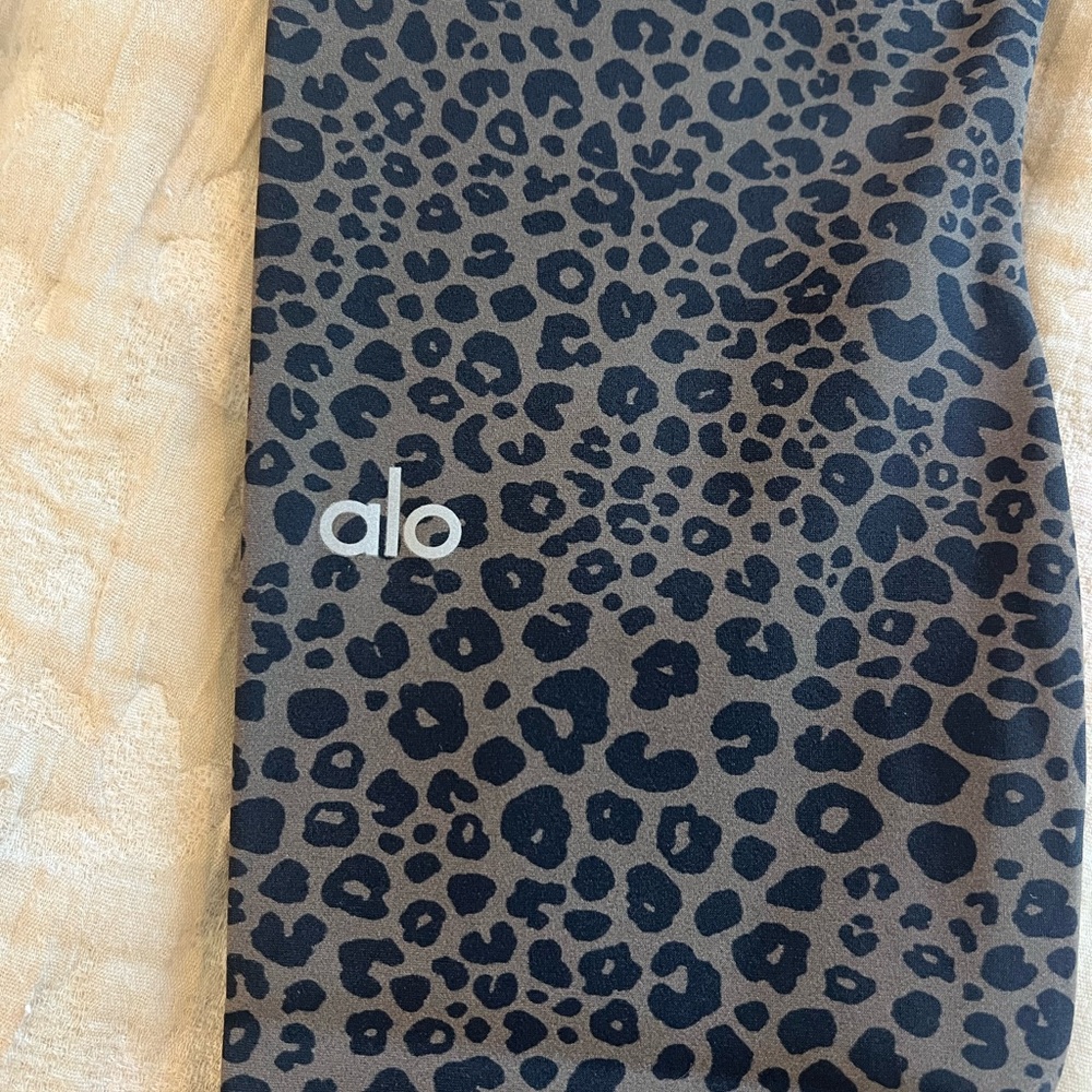 Alo Vapor Leopard Print High Waist Ankle Leggings - Picture 4 of 5